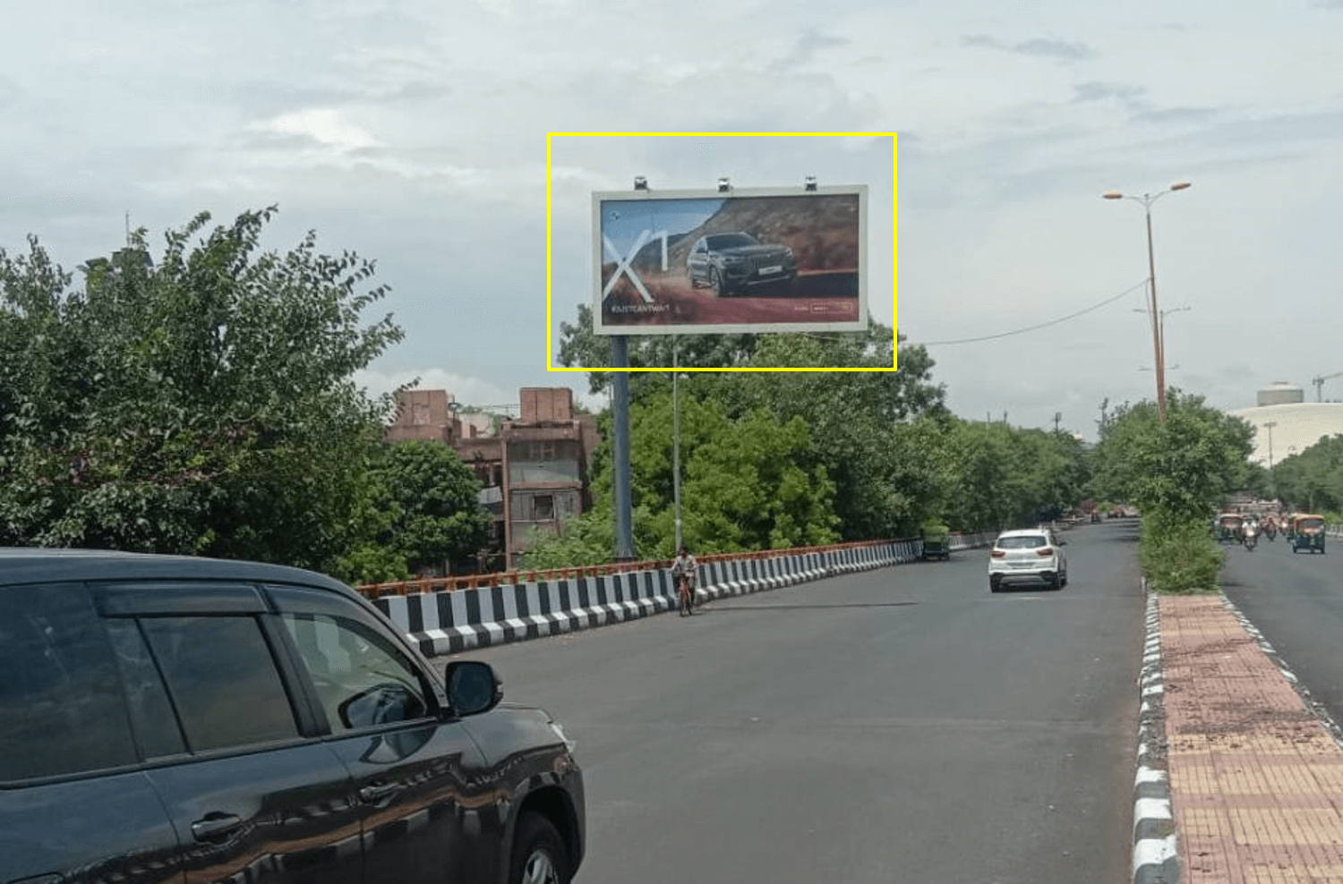 Outdoor Advertising at Defence Colony Flyover FTC from South Extension towards JLN Stadium / Khan Market / Sai Baba Mandir, Delhi